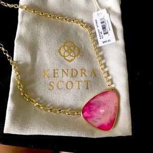 NWT Kendra Scott Mckenna Pendant Necklace in gold